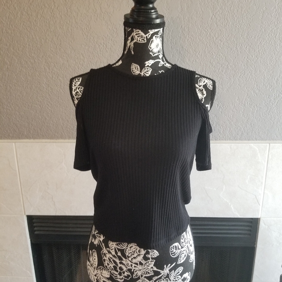 Forever 21 Tops - 5/$25 Forever 21 Cold Shoulder Rib Knit Crop Top
